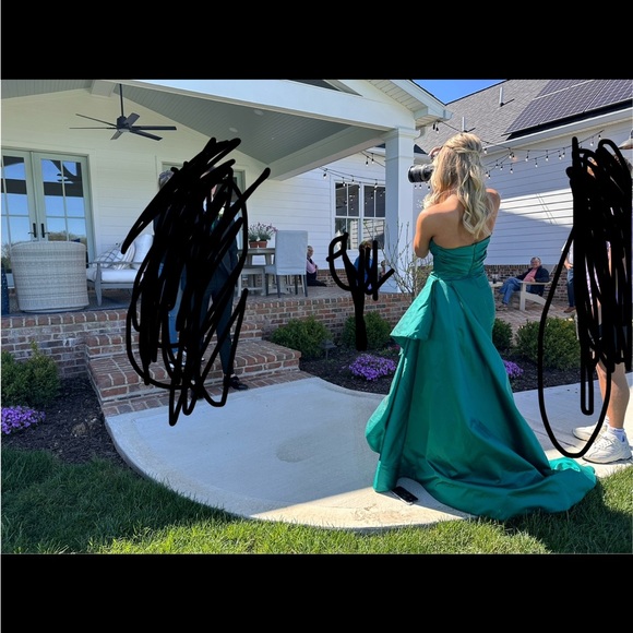 Tarik Ediz Gorgeous Gown.  Size 4. Gorgeous emerald green color. - Picture 3 of 4